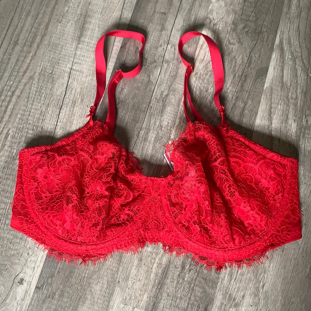 Victoria’s Secret lace bra 🌹